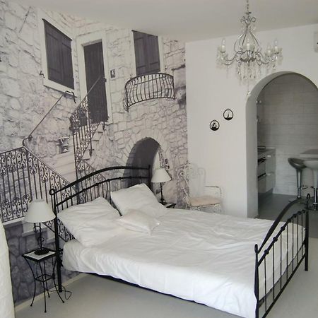 Studio Apartment For 2 Adults And 1 Child มาคาร์สกา ภายนอก รูปภาพ