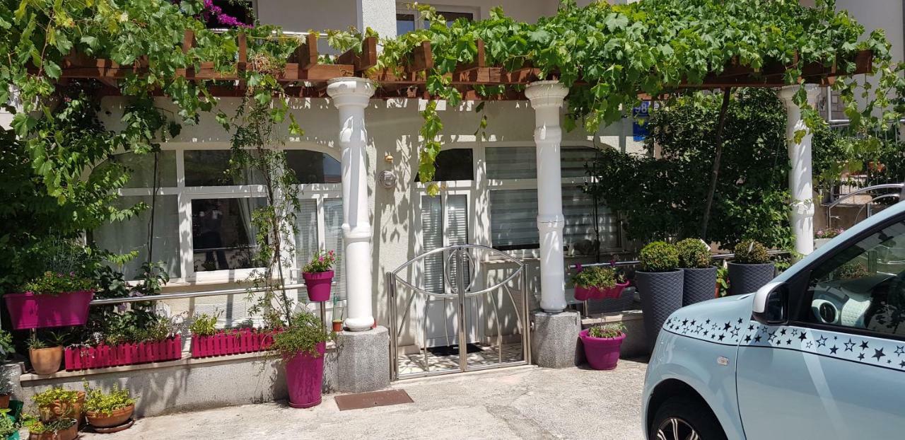 Studio Apartment For 2 Adults And 1 Child มาคาร์สกา ภายนอก รูปภาพ