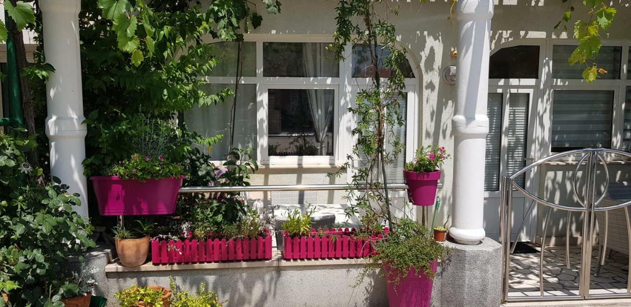 Studio Apartment For 2 Adults And 1 Child มาคาร์สกา ภายนอก รูปภาพ